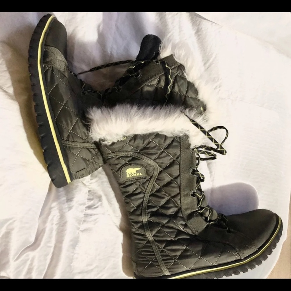 Sorel comfy boots for the winter.
